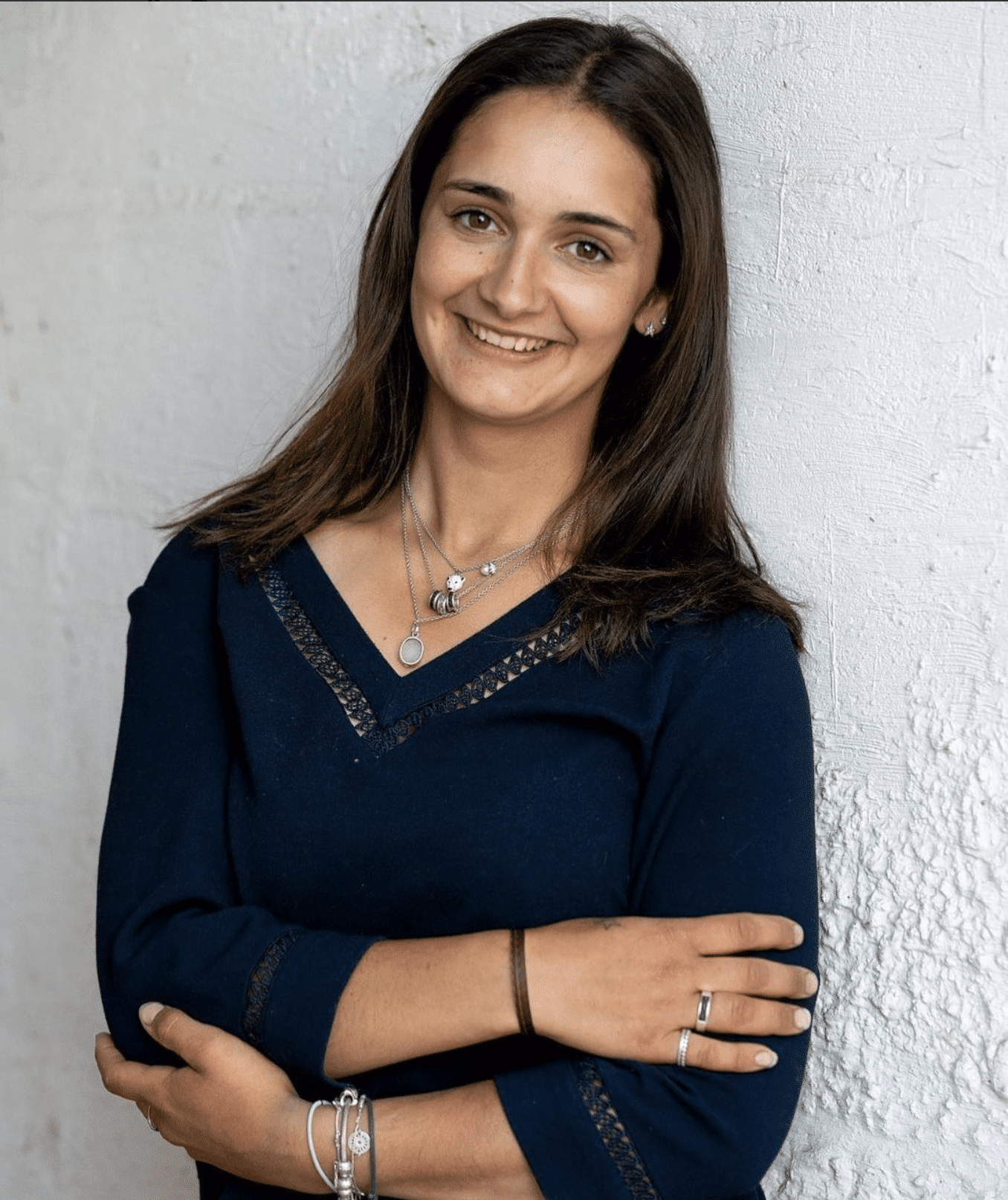 Camille Condé-Ferreira porte un ensemble de pendentifs Ôde