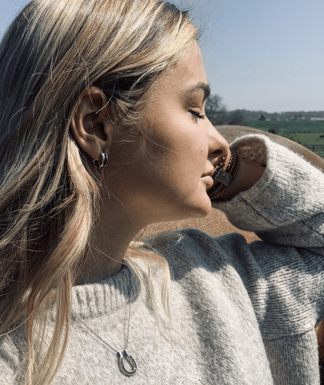 Carla Bellée porte le pendentif Empreinte et les boucles Ôde
